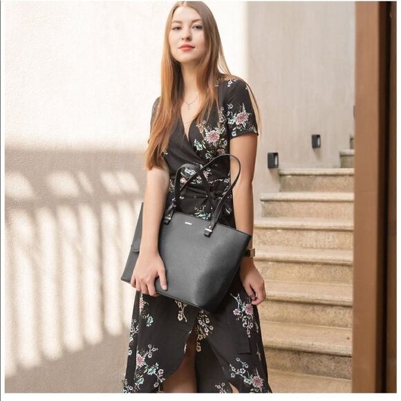 NWOT black spacious chic Tote never been used - Picture 4 of 4